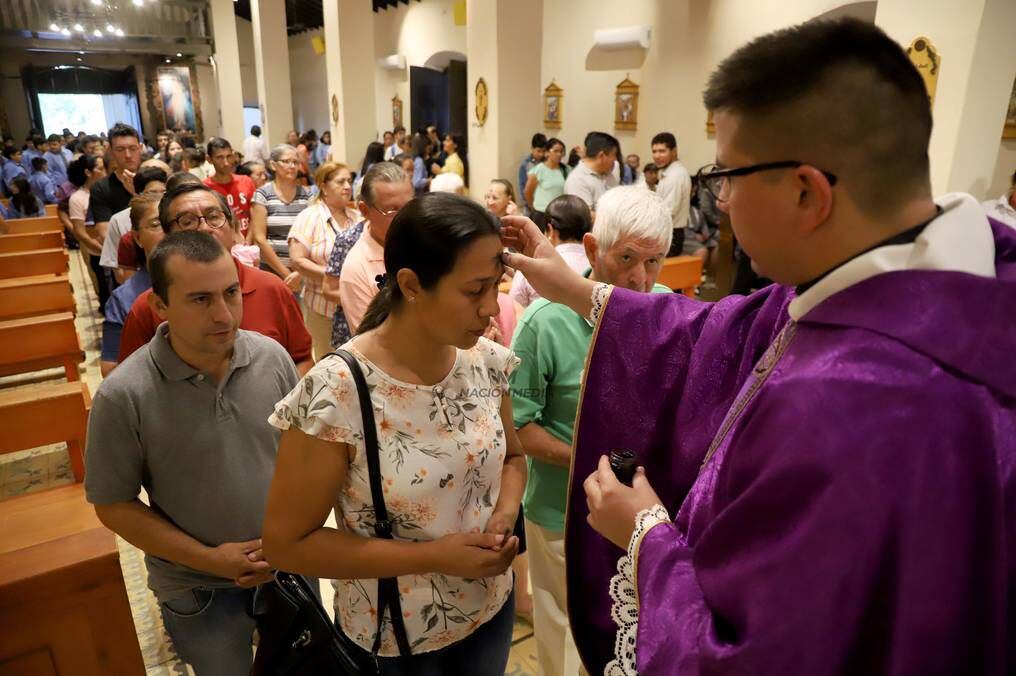 La Nación / Católicos reciben la imposición de la ceniza en inicio de  Cuaresma