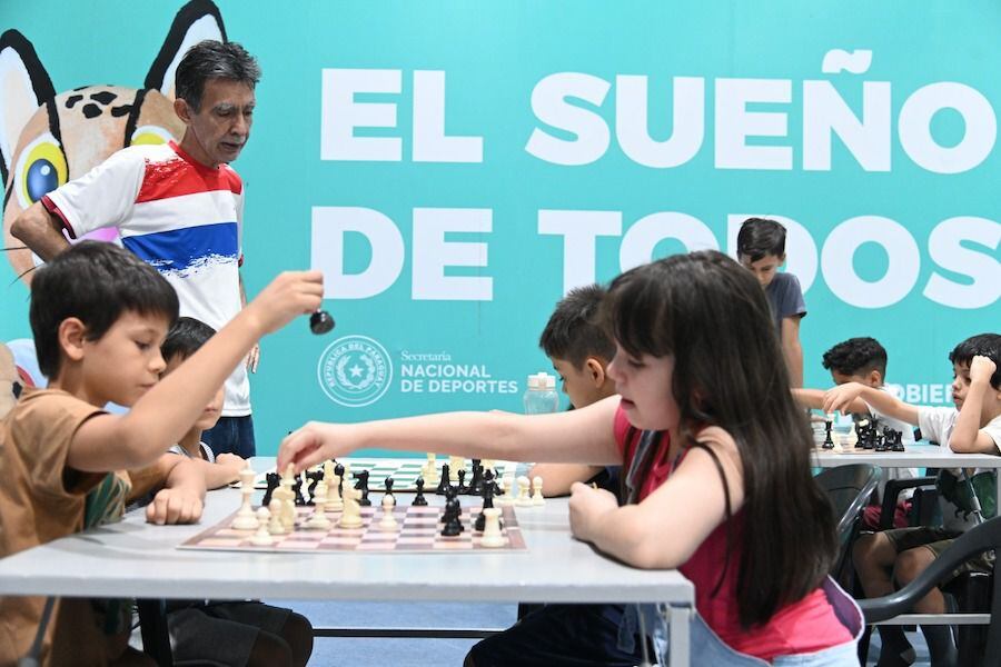 Deportes Unis - El ajedrez nos permite ejercitar nuestra mente y nos ayuda  a desarrollar nuevas habilidades ♟¿Sabías qué este es considerado un deporte?  🤔 ¿Te gustaría aprender más sobre este deporte? 🧠🏆