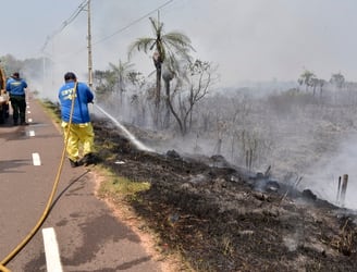 Foto de archivo. Incendio correspondiente a la zona de reserva Ypacaraí-San Bernardino. (Photo by NORBERTO DUARTE / AFP)