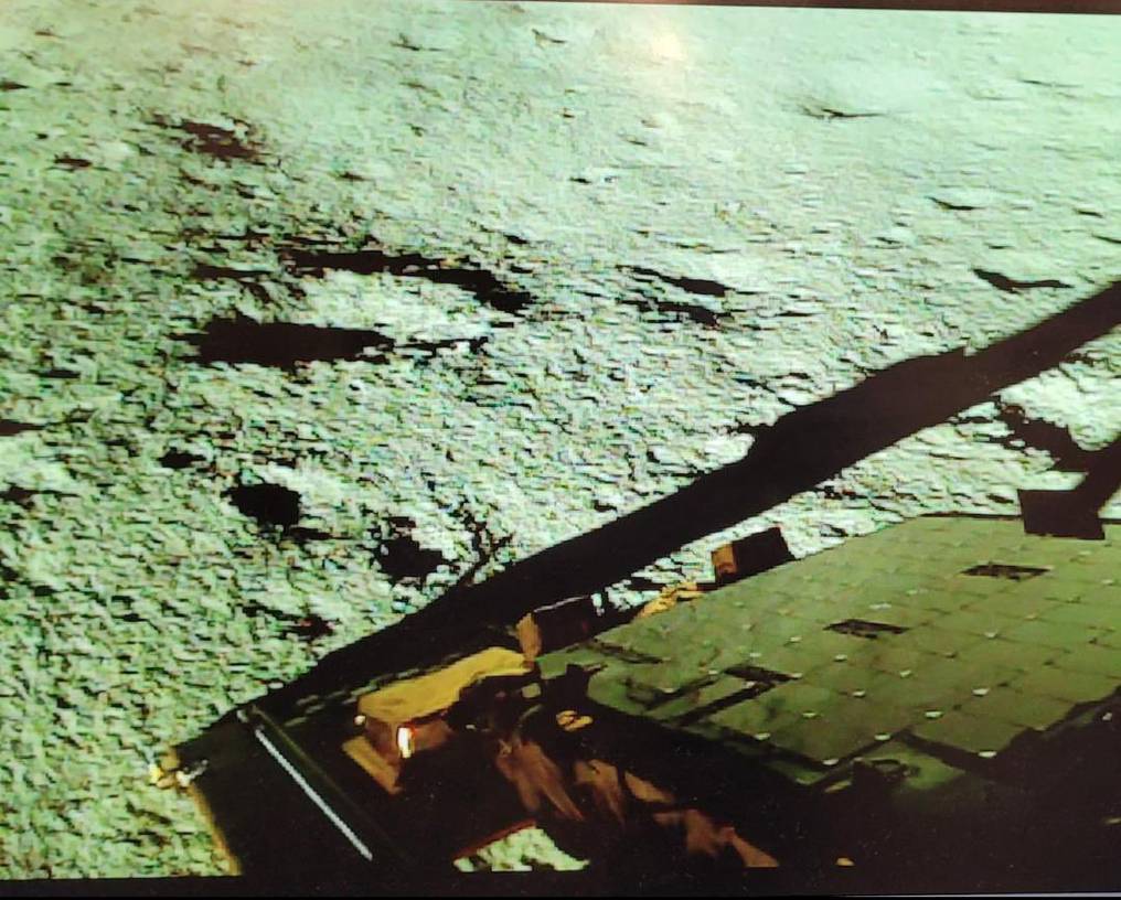 Un día después del primer descenso de una nave automática cerca del polo sur lunar, el móvil Pragyan comenzó la exploración. Foto: @Chandrayaan3