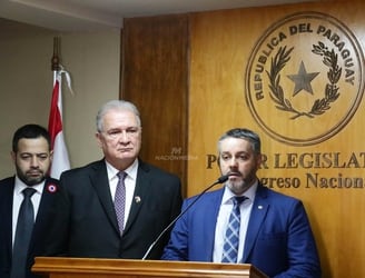 Emiliano Rolón (centro) y los fiscales del caso Pecci.