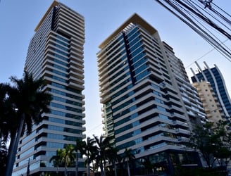 Asunción con muchos edificios nuevos sin ocuparse, y más viviendas y comercios ofrecidos en alquiler o para la venta.   (Photo by NORBERTO DUARTE / AFP)