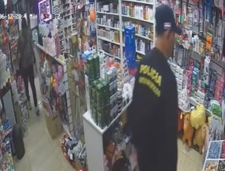 Uno de los asaltantes tenía una remera con logo de la Policía. Imagen: captura de video.
