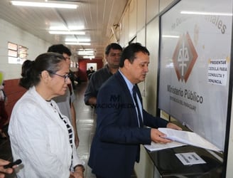 El abogado Víctor Enriquez fue el encargado de presentar la denuncia. Foto: Gustavo Galeano / Nación Media.