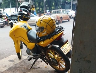 Motocicleta robada al compatriota.