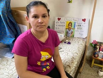 Romina Ramírez, madre de Siara, actualmente vive en el albergue del hospital. Foto: Rocío Gómez.
