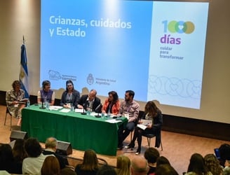Miembros del Ministerio de la Mujer de Argentina participan en un acto celebrado en Buenos Aires, el 30 de octubre de 2023.