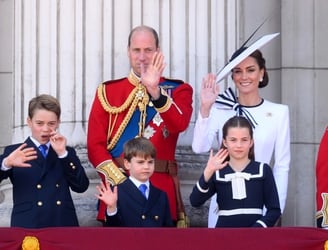 Guillermo, príncipe de Gales, y su esposa, Kate Middleton, junto con sus hijos en el balcón del Palacio de Buckingham en Londres (Reino Unido), el 15 de junio de 2024.