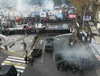 Pese a las protestas, la reforma finalmente fue aprobada esta madrugada. Foto: AFP