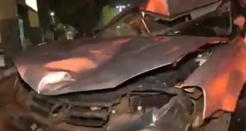 El vehículo sufrió daños materiales de consideración, aunque el conductor salió ileso del accidente. Foto: Captura de pantalla