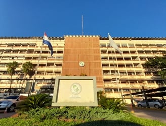 Fachada del Hospital Central del Instituto de Previsión Social (IPS). Foto: Archivo