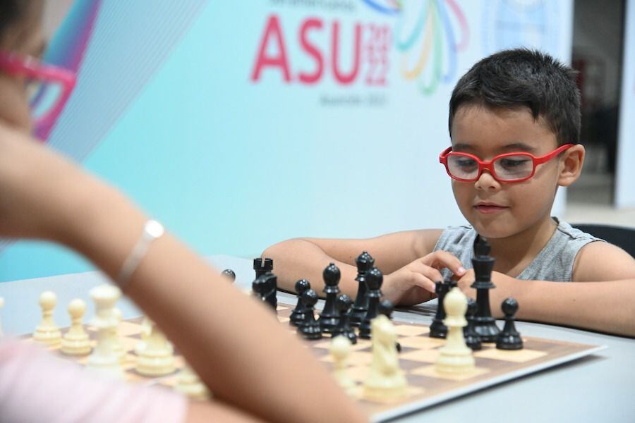 Deportes Unis - El ajedrez nos permite ejercitar nuestra mente y nos ayuda  a desarrollar nuevas habilidades ♟¿Sabías qué este es considerado un deporte?  🤔 ¿Te gustaría aprender más sobre este deporte? 🧠🏆