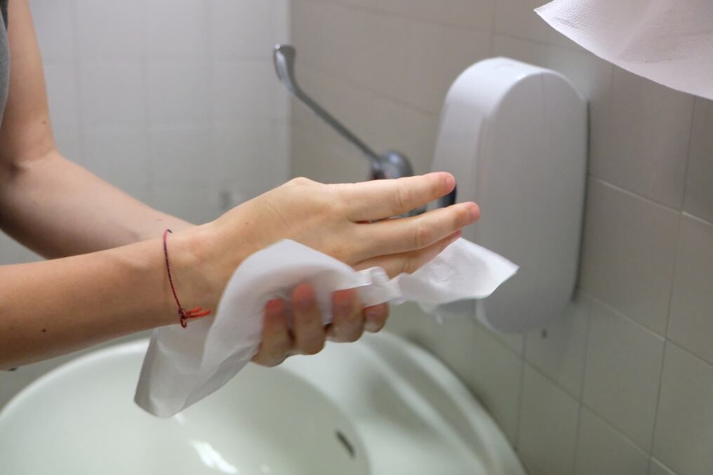 La importancia de usar toallas de papel en la limpieza de manos - Regio®