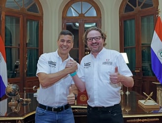 Santiago Peña y Simon Larkin, director de WRC. Foto: Gentileza