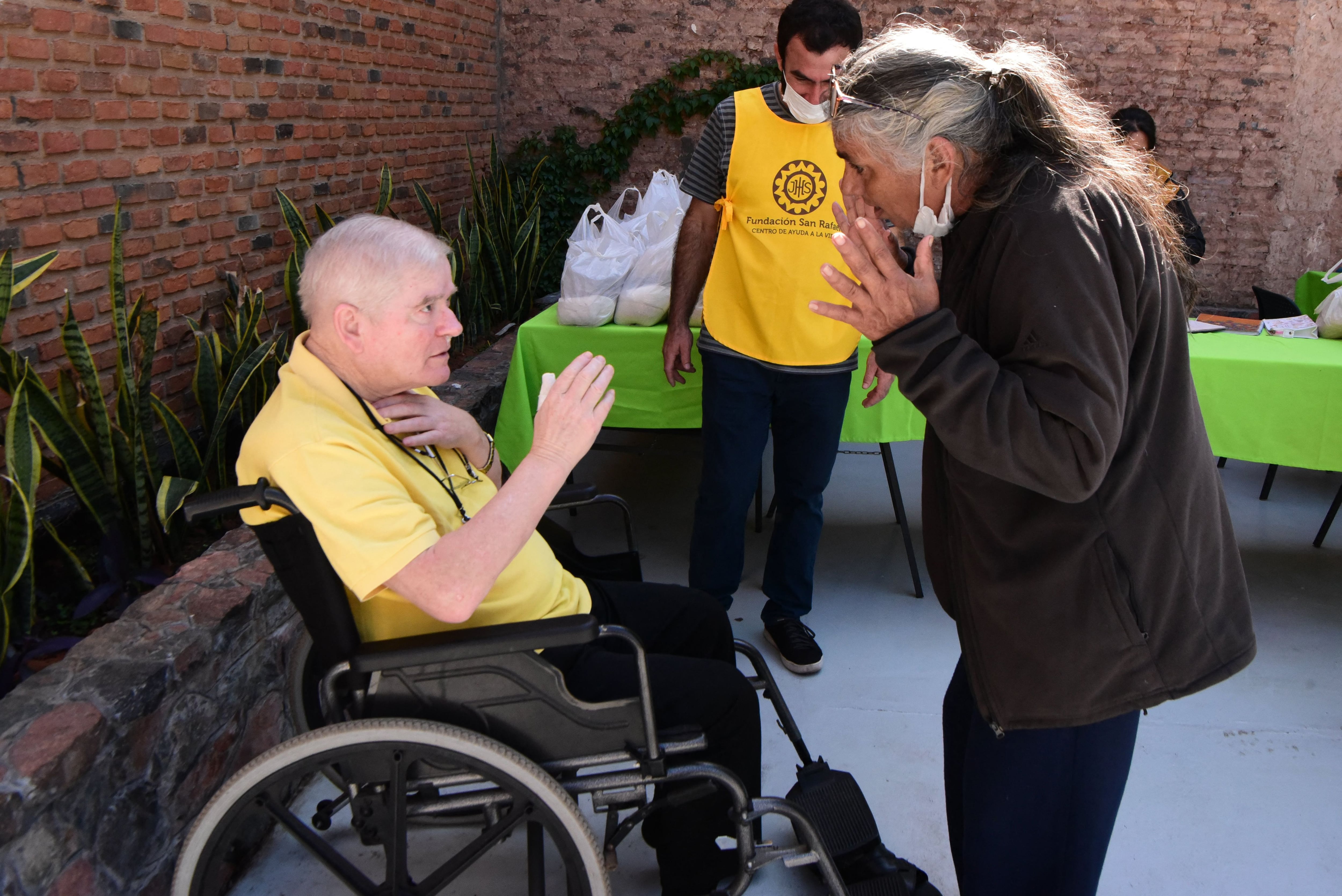 La Nación / Oran por la salud del padre Aldo Trento, internado en terapia  intensiva