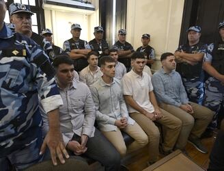 Los asesinos de Fernando Báez Sosa, en el banco de acusados. (Photo by JUAN MABROMATA / AFP)