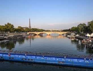 Como una innovación, la inauguración de los Juegos Olímpicos será en el río Sena con la torre Eiffel al fondo. Cien años después del negro y blancos de 1924, Francia arriesga su imagen al acoger dentro de seis meses los Juegos (del 26 de julio al 11 de agosto) en el corazón de la capital francesa, en un contexto internacional tenso.