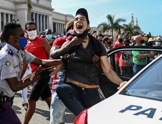 Miles de cubanos salieron a las calles en demanda de comida y luz eléctrica (Photo by YAMIL LAGE / AFP)