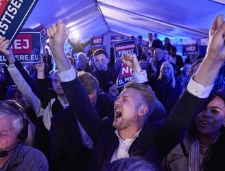 Peter Kofod (C), candidato del Partido Popular Danés, celebra la llegada de los resultados electorales durante las elecciones de la UE. Foto: AFP.