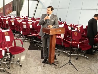 El presidente del Congreso, Silvio Ovelar, participó de la subasta de sillones. Foto: Senado.