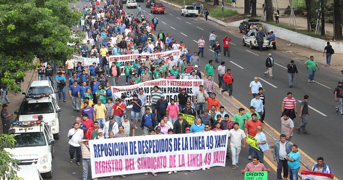 La Nación / Sigue huelga y hoy marcharán hasta el Ministerio del Trabajo