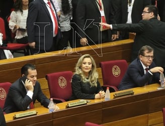 Rodolfo Friedmann y Mirta Gusinky, el día en que juraron como senadores, pese a no haber sido electos ni proclamados. Foto: Pánfilo Leguizamón.