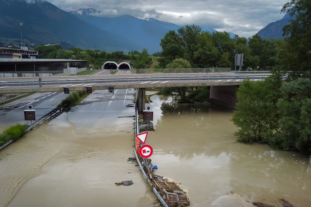 Autopista parcialmente inundada cerca de Sierre, en el oeste de Suiza. Foto: AFP