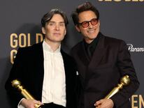 Cillian Murphy y Robert Downey Jr. posan con sus galardones por “Oppenheimer”. Foto: Amy Sussman /Getty Images vía AFP