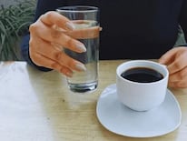 Combinar el ritual del café con un vaso de agua potencia los sabores y favorece la hidratación. Foto: Pexels