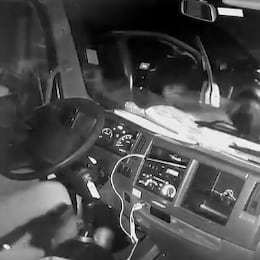 Piratas del asfalto atracando una transportadora. Foto captura de video.