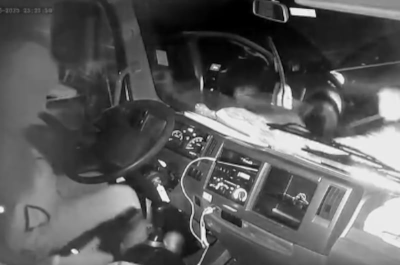 Piratas del asfalto atracando una transportadora. Foto captura de video.