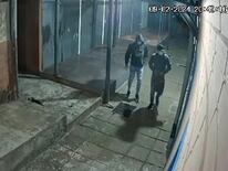 Dos delincuentes perpetraron el millonario robo. Imagen: captura de video.