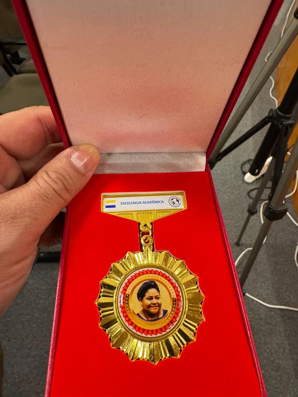 La medalla “Premio Nobel de la Paz Rigoberta Menchú”. Foto: Gentileza