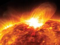 Imagen de una llamarada solar en el lado izquierdo del Sol.