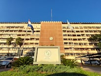 Fachada del Hospital Central del Instituto de Previsión Social (IPS). Foto: Archivo