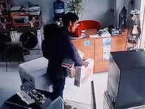 El ladrón logró llevarse dos electrodomésticos del local. Imagen: captura de video.