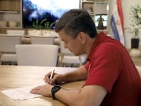 Santiago Peña firma el decreto del nuevo salario mínimo.