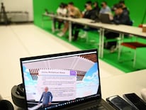 Profesores generados por IA dan clase en una universidad de Hong Kong.