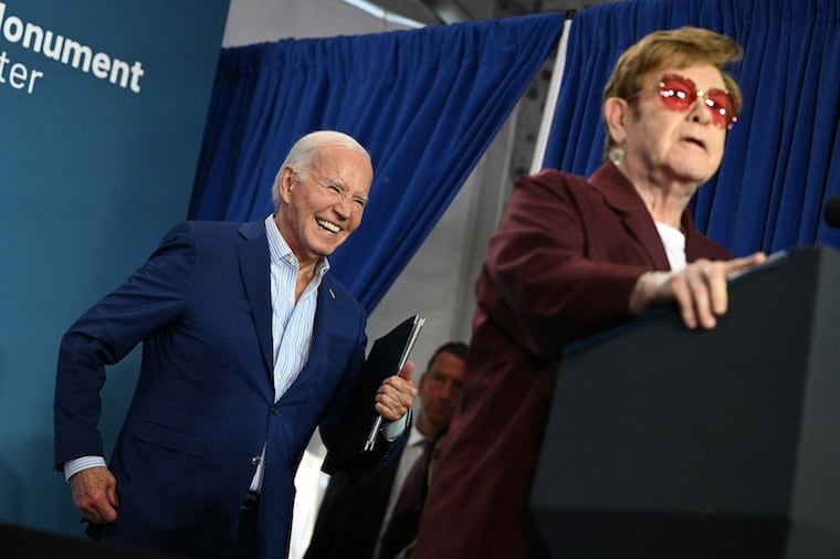 Joe Biden junto a Elton John. Foto: Mandel NGAN / AFP)