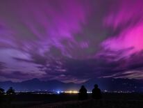 El cielo del noroeste de Eslovenia se ilumina por una aurora boreal, causada por la enorme tormenta geomagnética que azotó la Tierra el 11 de mayo de 20224.