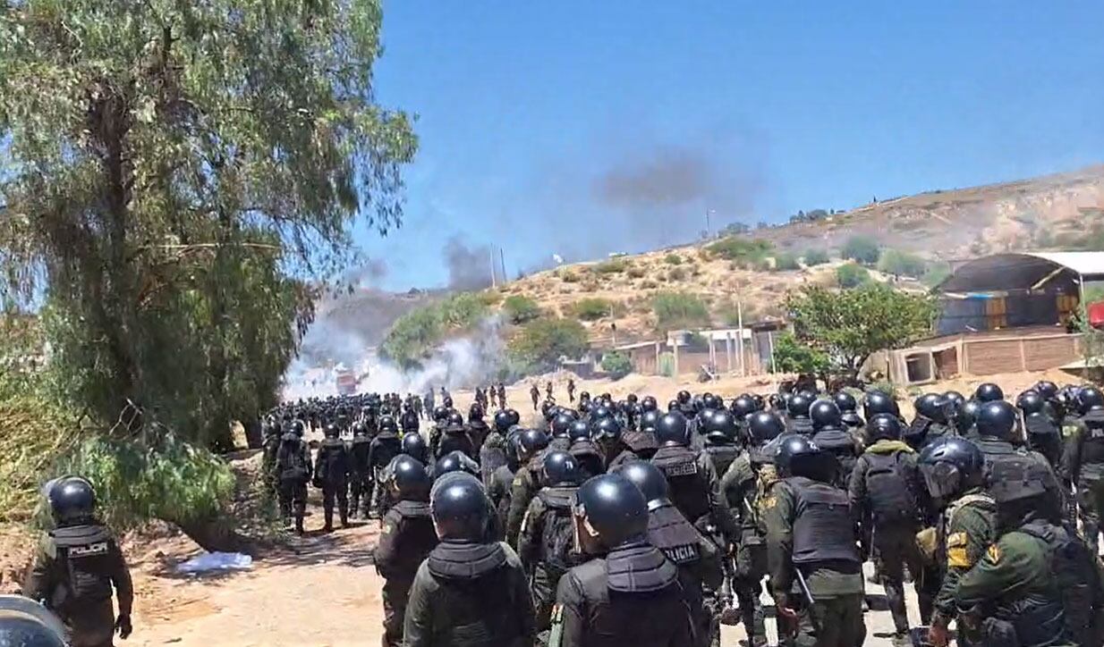 Diario HOY | Seguidores de Evo Morales toman cuartel y retienen a 20  militares en Bolivia