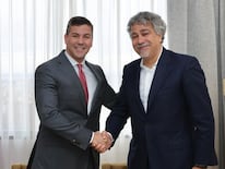 El presidente Santiago Peña se reunió con Karim Lesina, Vicepresidente Ejecutivo y Director de Asuntos Externos de Millicom. Foto: Presidencia.