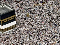 Peregrinos musulmanes se reúnen alrededor de la Kaaba, el santuario más sagrado del islam, en la Gran Mezquita de La Meca, el 16 de junio de 2024.