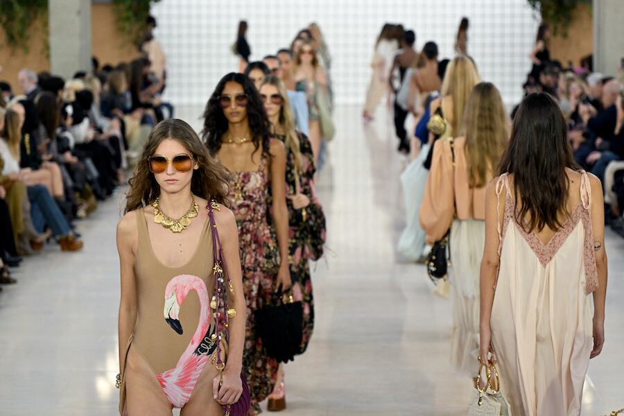 Chloé vuelve a las raíces “bohemia chic” de la marca, con un desfile fresco y soleado