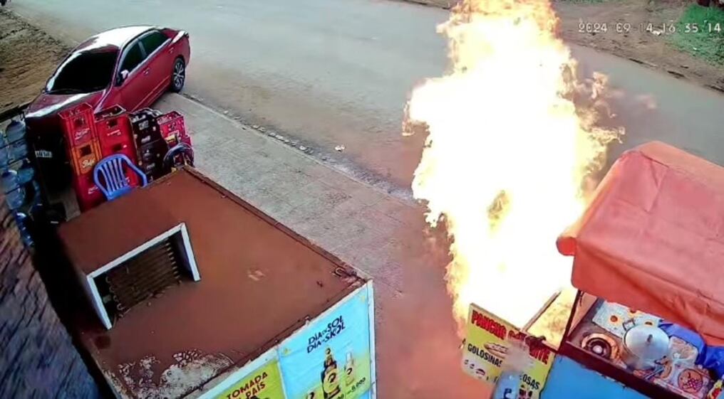 El hombre fue socorrido por los vecinos. Foto: Captura de pantalla