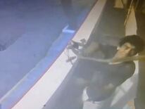 El delincuente perpetró el robo en la sede del Ministerio de Trabajo: Imagen: captura de video.