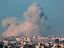 El humo se eleva tras un bombardeo israelí en Rafah, en el sur de la Franja de Gaza. Foto: AFP.