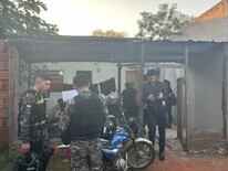 Policías en un inquilinato de Coronel Oviedo, en donde se perpetró un caso de violación.