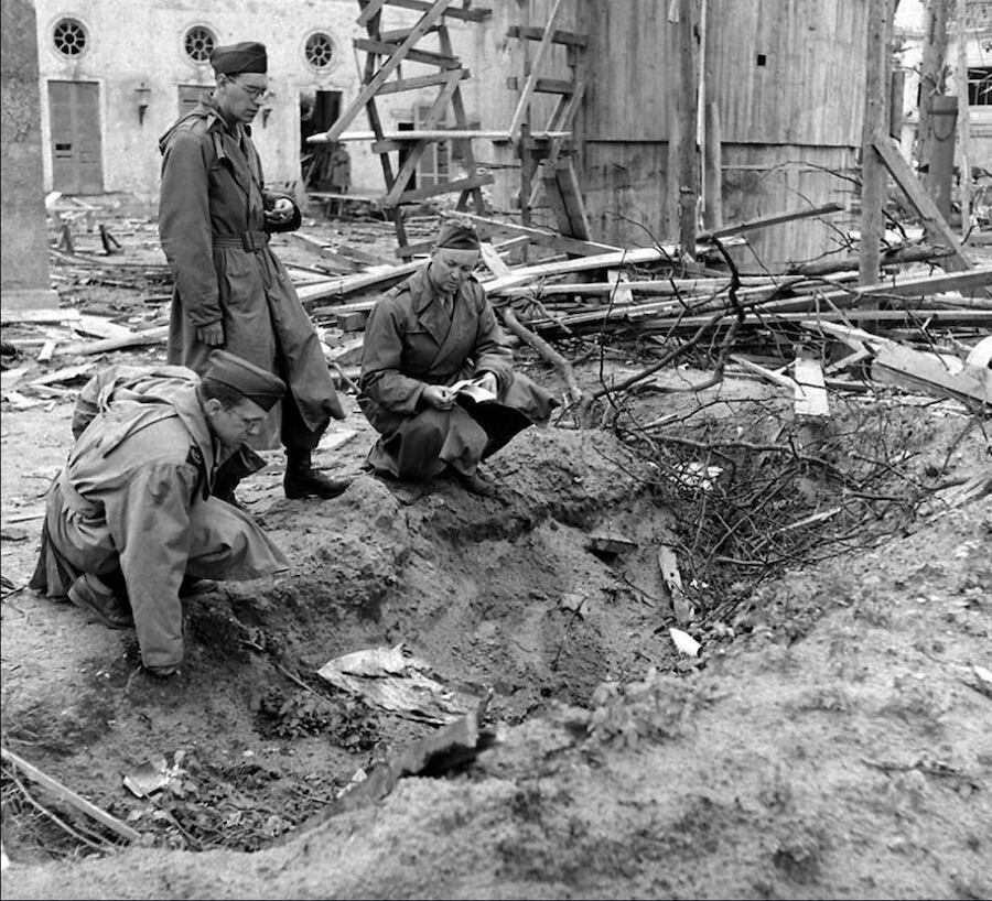 Soldados soviéticos examinan el sitio en el que supuestamente fueron incinerados los restos de Hitler y Eva Braun. Foto: Gentileza