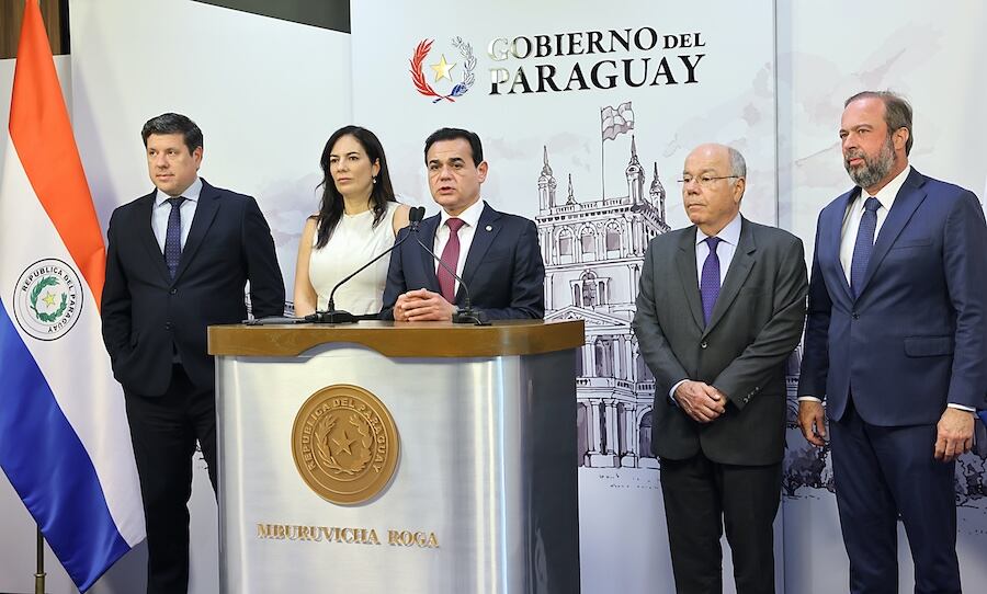 En una reunión con el presidente de la República, Santiago Peña, y los cancilleres de Brasil y Paraguay acordaron establecer un cronograma de reuniones para seguir con las conversaciones.FOTO: GENTILEZA